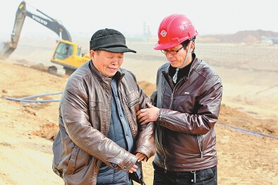 陈建国与父亲在南水北调工地上。