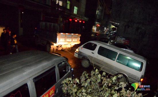 湖南郴州：“除夕夜”轿车悬挂半空险坠河