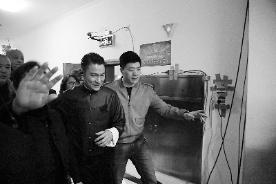 刘德华在工作人员的指引下准备登台