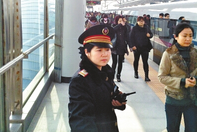 赵莉在郑开城铁宋城路站为乘客提供服务。