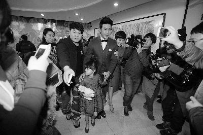 演出结束后，陆毅、鲍蕾、贝儿一家三口在工作人员的护送下离开现场，吸引了众多媒体的镜头