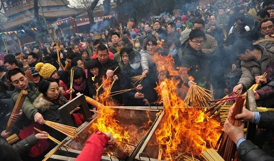 雍和宫上香人潮拥挤(资料图)