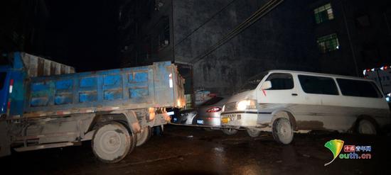 湖南郴州：“除夕夜”轿车悬挂半空险坠河