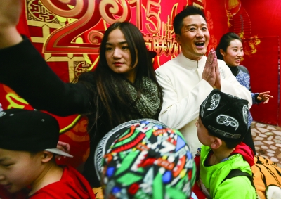 在央视后台，候场的吴京给观众拜年