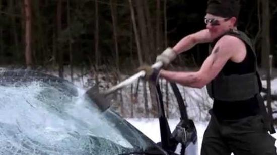 男子车内劈腿女友上电视砸车 - 手机新浪网