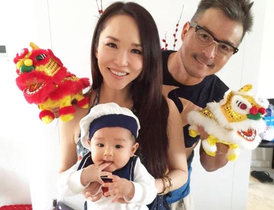 范文芳李铭顺携子晒照 萌娃呆萌咬手指