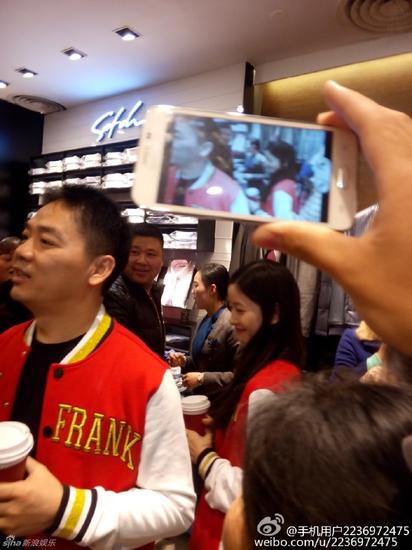 刘强东奶茶妹牵手逛街引围观 <em>情侣</em>装现身|刘强