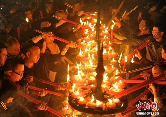 峨眉山景区报国寺迎来上万民众撞钟、烧香祈福,因烧香祈福人多,香炉温度太高,消防官兵紧急冷却。