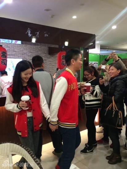 奶茶妹妹刘强东牵手