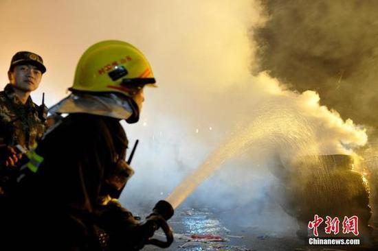 峨眉山景区报国寺迎来上万民众撞钟、烧香祈福,因烧香祈福人多,香炉温度太高,消防官兵紧急冷却。