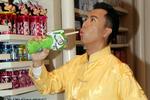 甄子丹与米老鼠比萌 穿唐装嘟嘴搞怪(图)