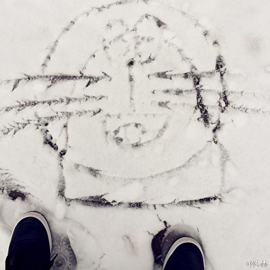 陈赫雪地画机器猫