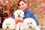 邝美云与爱犬三代过新年 羊年盼桃花运