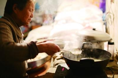 在把第二天喂狗的馍块都掰好之后，工作人员才吃年夜饭——萝卜白菜汤面