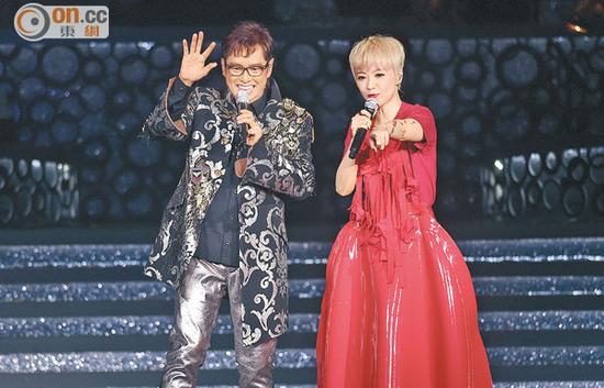 陈慧娴应节穿红装任嘉宾，并与谭咏麟合唱《爱在深秋》。