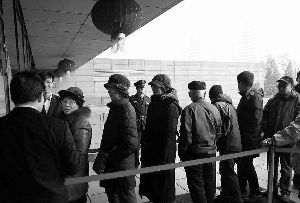 昨天早上活動(dòng)開(kāi)始前，國(guó)圖門(mén)口已經(jīng)排起了長(zhǎng)隊(duì)，王愛(ài)榮就在第一名。供圖/國(guó)家圖書(shū)館