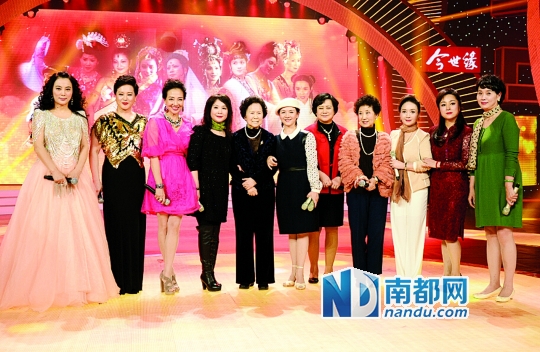 10位女神和导演杨洁合影。 江苏卫视供图