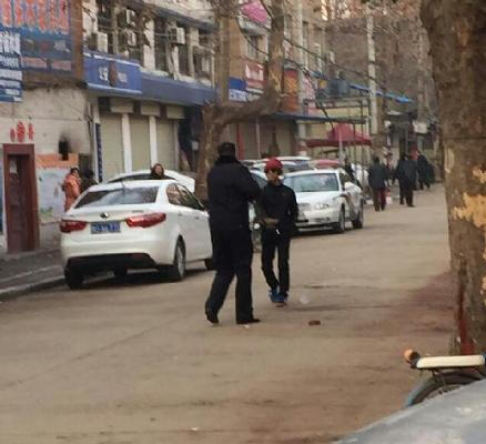 信阳男子持刀进派出所追砍民警 被开枪制服