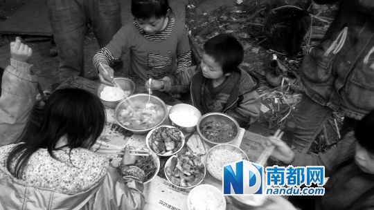 年夜饭,孩子们说,长这么大,第一次过年吃这么好的菜。