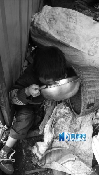 九娃在喝水,家里喝的井水都是二哥挑来的。