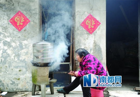 年過六旬的夏姨在自家的后院內(nèi)做年夜飯。過年是大節(jié)，得用大鍋，再加上柴火飯菜足夠香。