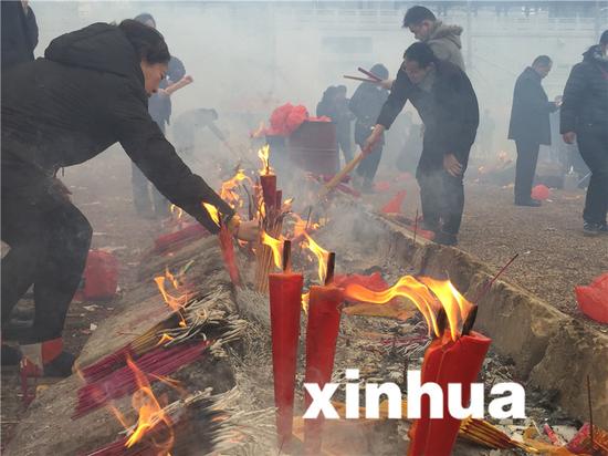 图为：市民在焚香祈福