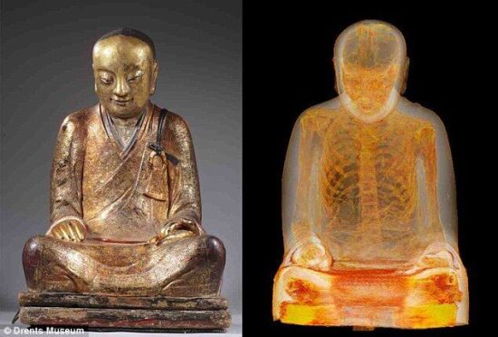 千年佛像内端坐打坐和尚。