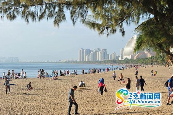 三亚湾的秩序比往年有明显好转。(三亚新闻网记者沙晓峰摄)
