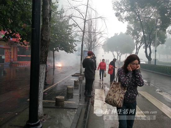 桂林:春节假期放鞭炮仍很任性(图)