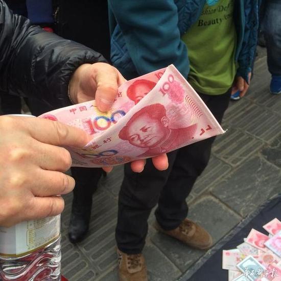 这种钱包用两张印有人民币图案的帆布缝制而成.