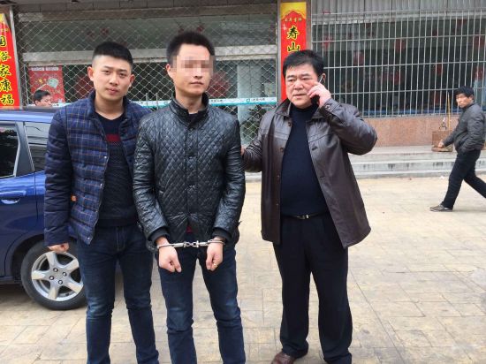 图为徐洋(左)帮助警察父亲徐刚抓获班某。
