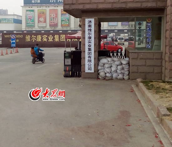 大門前的鞭炮紙已經被清理。(記者 王宗陽 攝)