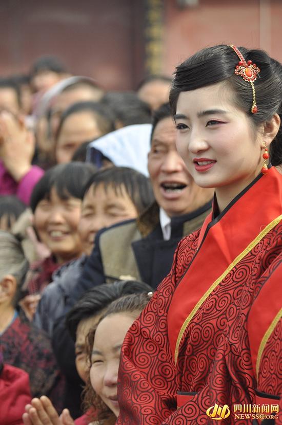 德阳孝泉镇“上九会”开幕 汉服美女扯眼球