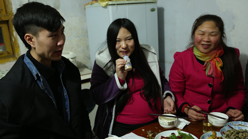 邹瑞雪、丈夫和婆婆吃饭