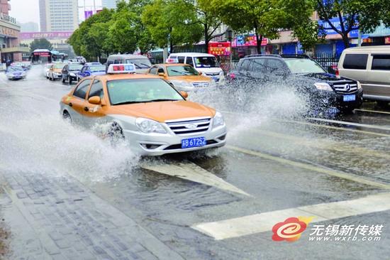 火车站地区昨日发生自来水管爆裂 高墩桥水漫金山