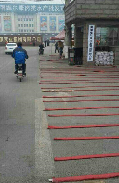今天上午,網友@王大秉發微博稱,濟南維爾康公司門前現巨型“開門炮”。不少網友紛紛吐槽,這樣會嚴重影響周圍空氣質量。