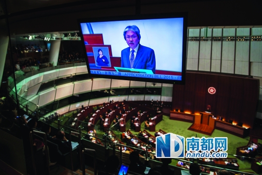 香港特区政府财政司司长曾俊华在特区立法会发表2015/2016财政年度财政预算案。CFP供图