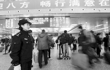 武漢鐵路民警為旅客進(jìn)站保駕護(hù)航。本報(bào)記者 徐楚云 通訊員 趙軍 攝
