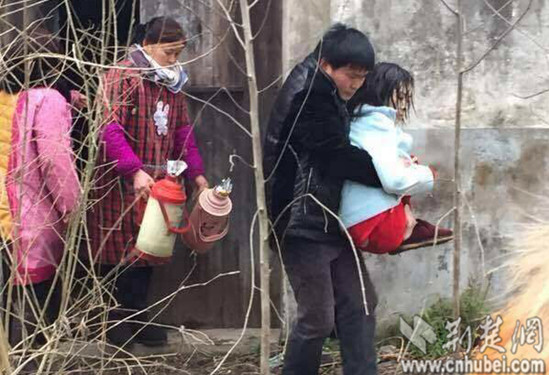 琪琪被网友解救出来时,已经四肢畸形无法正常行走