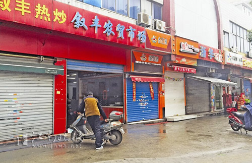 叙丰农贸市场附近的小吃店都关着门