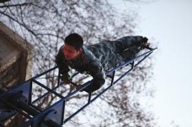 2月6日，武汉六中航空教育实验班学生在旋梯上训练。我国将建设一批空军青少年航空学校，超前培育新型飞行人才。