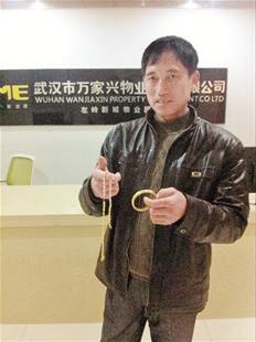 圖為：首飾終于找回來了，李運凡非常高興