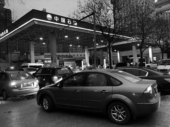昨天下班后，加油的车在西影路一加油站排起了长队本报记者李海涛摄