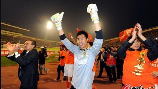 杨程庆祝2010中超夺冠