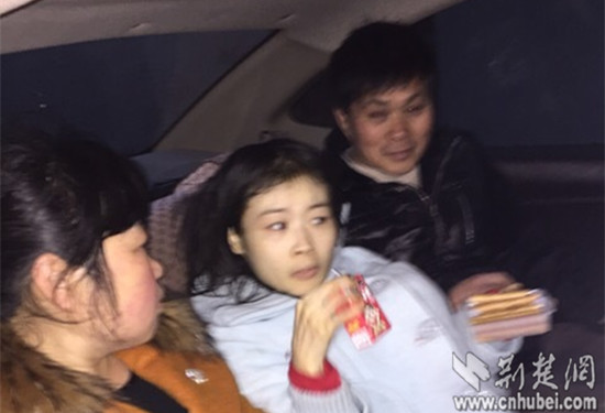 热心网友们将琪琪送往医院路上买了琪琪想吃的巧克力