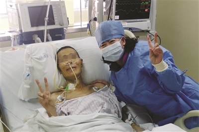 手术后两天,已脱离呼吸机能自主呼吸的老王和女儿迎接新生。卢易 摄