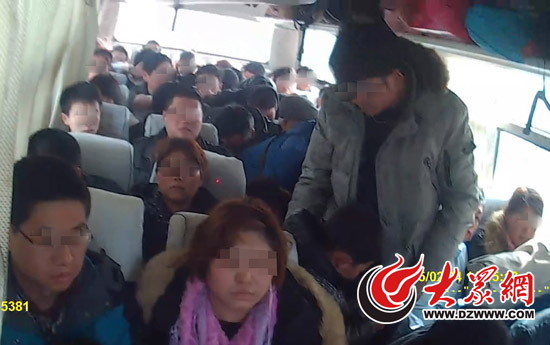 济南一34座客车挤了54人