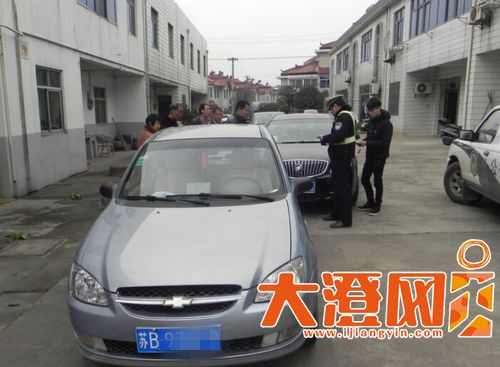 民警现场勘查后,对两车碰撞痕迹提出了质疑