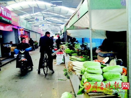 正月初七(25日)，很多菜市场已经营业。 本报记者 王倩 摄