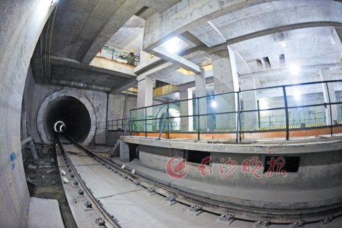 长沙地铁2号线西延线一期工程已实现“短轨”铺通，计划今年年底试运行。长沙晚报记者 余志雄 摄